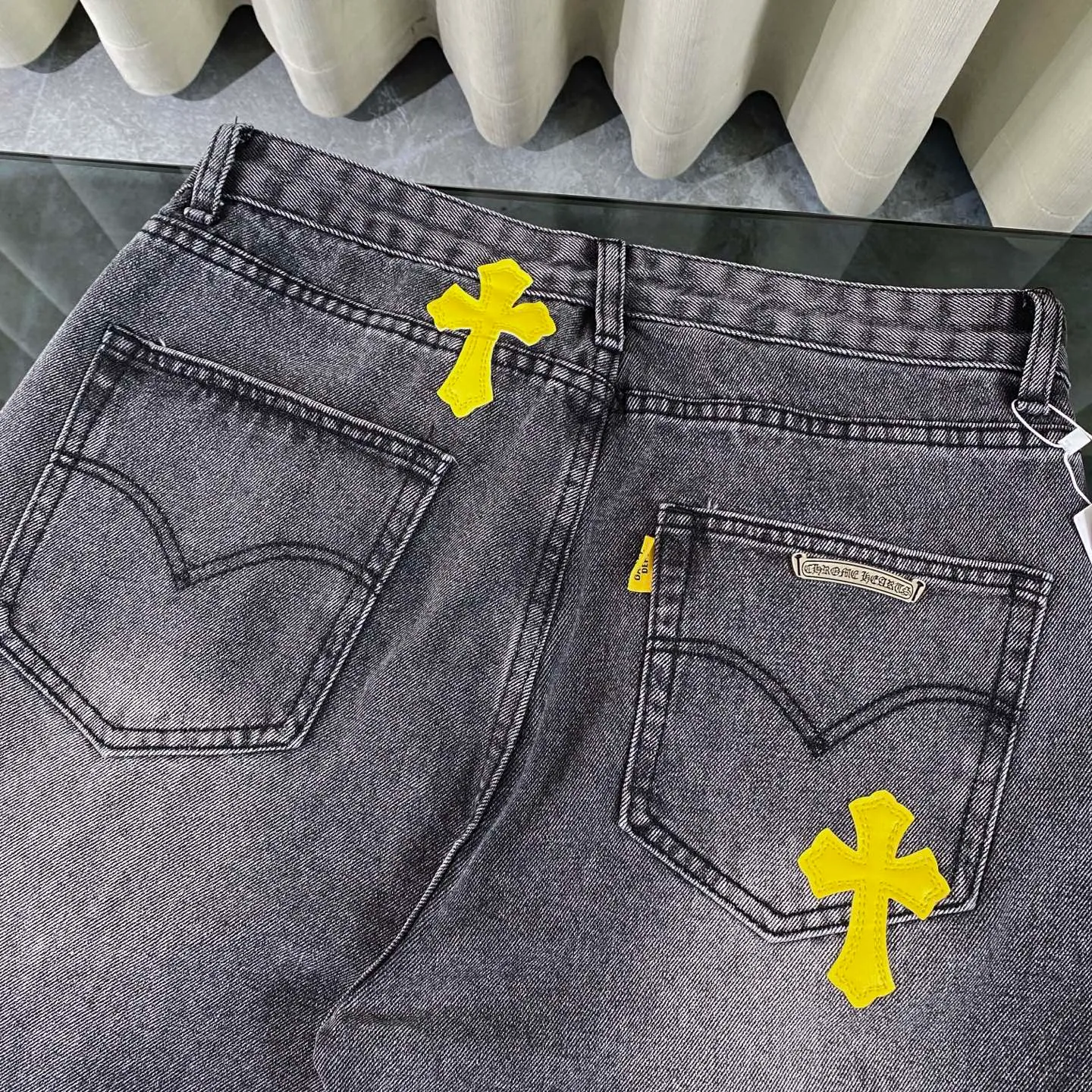 P270 CH Chromehearts colorful stitched cross patch leather retro hand-painted splash-ink jeans, counter price 34W level, patch cross flower embellishment, washed jeans! ! An absolutely high-end luxury product, a 1.9W-level god-level single product, a super popular product, made by top heavy industry, a magic weapon that cannot be missed! [About Zangyin] This is an extremely luxurious fashion brand that can also be called the aristocracy of the high street. It has always been an exclusive brand for some hipsters or rich second generations. Compared with ordinary high streets, it is more luxurious and noble. Compared with luxury brands, it is more fashionable and individual. It has always been a brand that I have a special liking for. [Top heavy industry fashion design] Consistently high-street luxury style. Speaking of this style, the Zangyin family and GU family are definitely the leading representative brands. Especially the Zangyin family has really achieved a state-of-the-art effect in creating high-street style. The unique washed material is used to create this style. The color system is already quite eye-catching. After it is decorated with patchwork cross flowers, it cleverly highlights the charm of the brand. Secondly, this style uses classic The high-waist cutting design highlights the long legs and fashionable temperament of the upper body. The brand is highly recognizable and the slim fit configuration is more suitable for daily wear. It is a product that interprets personality, fashion, and specifications at a glance. This single product is enough to make any fan excited. It can be a white T-shirt for a youthful college style, or a tight suspender for a royal style. It has strong matching ability and can be easily controlled by men.  [Materials and craftsmanship] Needless to say, this point goes without saying. As an excellent craftsman brand, Zangyin’s requirements for details and craftsmanship are really perfect. The washed color of this model has gone through so many processes, not to mention the embellishment of denim appliques. It is also purely hand-made and sewn. Just like what they believe in, only hand-made things have soul and have the meaning of wear. A top-notch heavy-duty fashionable denim item, I look forward to your perfect interpretation! !  Color: black gray Size: 28-36